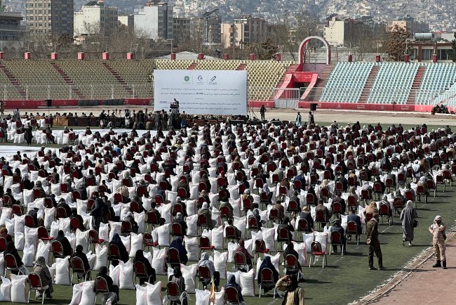 بنیاد عزیزی بسته های مواد خوراکی رمضانی به خانواده مستحق در کابل توزیع کرد