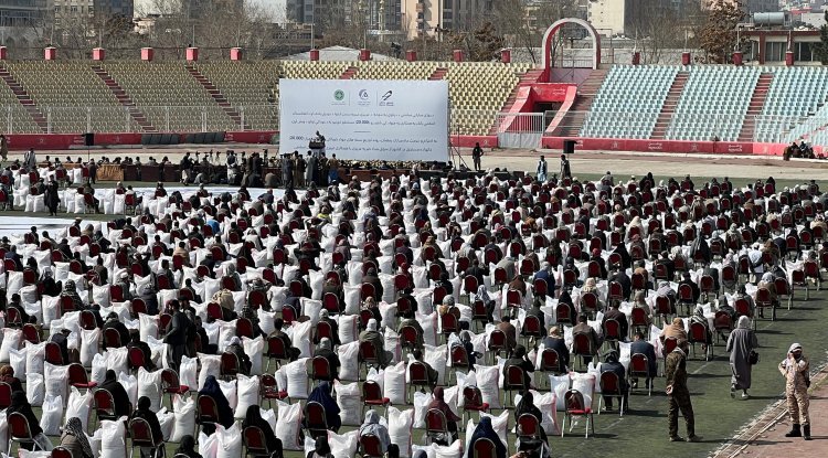 بنیاد عزیزی بسته های مواد خوراکی رمضانی به خانواده مستحق در کابل توزیع کرد