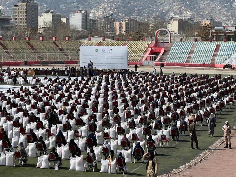 بنیاد عزیزی بسته های مواد خوراکی رمضانی به خانواده مستحق در کابل توزیع کرد